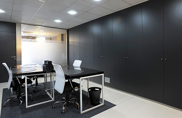 Tabique armario con puertas abatibles