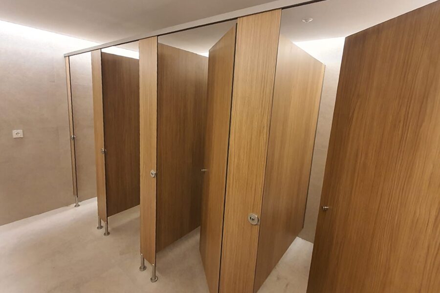 Nuevos aseos con panel fenólico color roble en la Venta de Etxalar